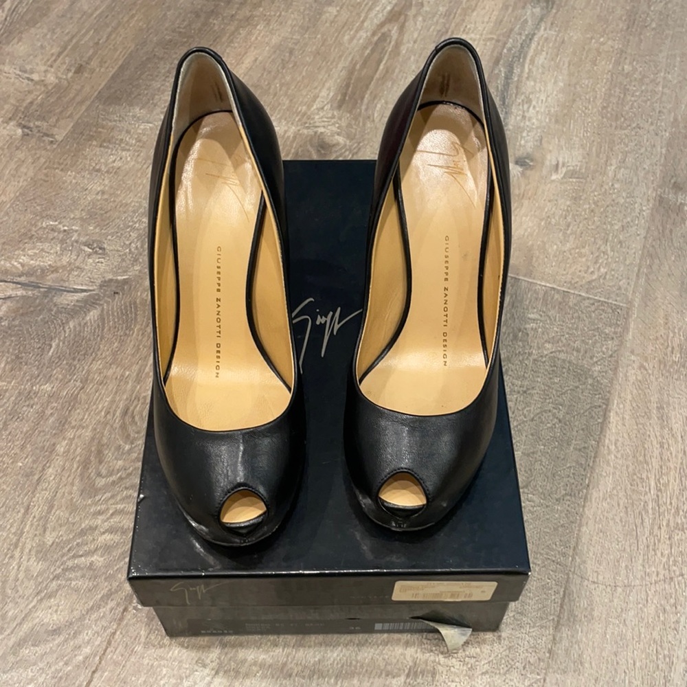 Giuseppe zanotti peep toe heels